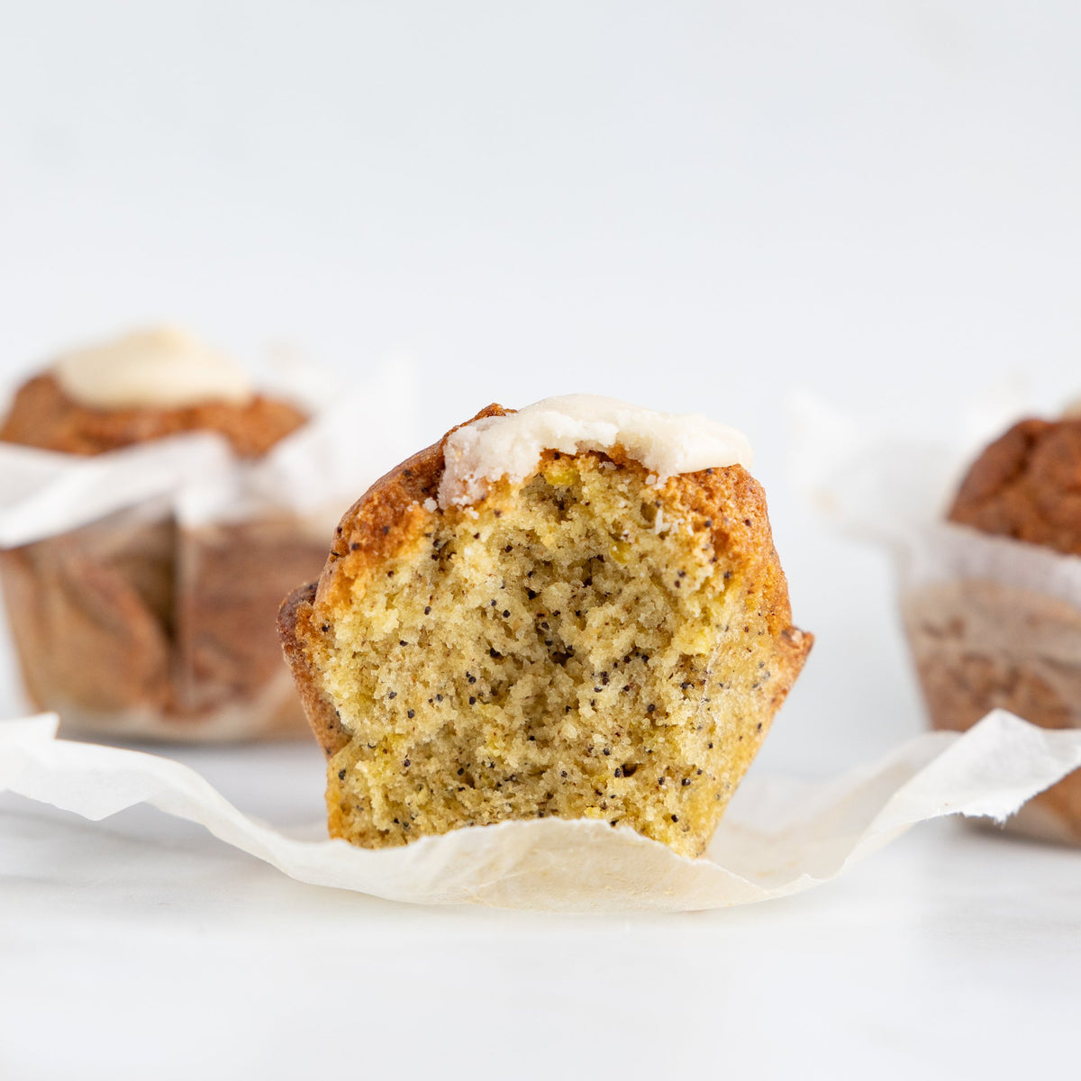 Cake millet citron pavot coupé, mie piquée de graines de pavot, So' Bake It